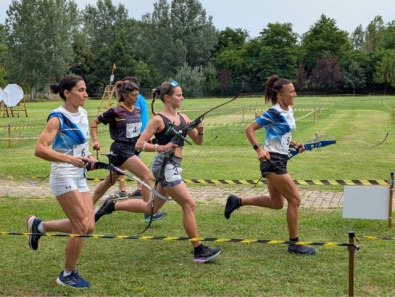 LE ATLETE IN CORSA CON L'ARCO