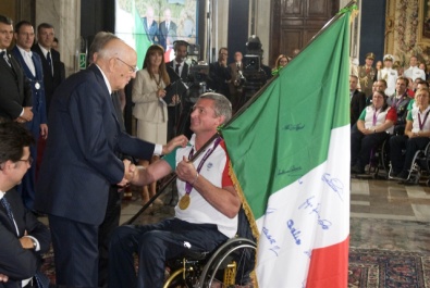 Oscar De Pellegrin consegna il tricolore al Presidente della Repubblica Giorgio Napolitano