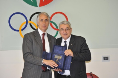 Il Presidente Fitarco Mario Scarzella dona un arco in argento al Presidente CONI Giovanni Malagò