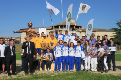Foto di gruppo sul podio di Ascoli Piceno. Grande festa con il Presidente Scarzella per tutti i protagonisti del Campionato