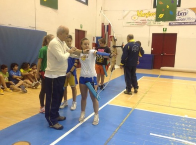 Gli studenti impegnati in palestra con il tiro con l'arco