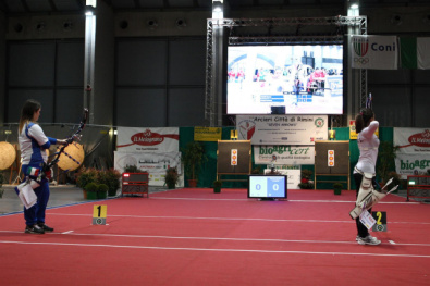 Serena Pisano al tiro nella finale compound dei tricolori indoor