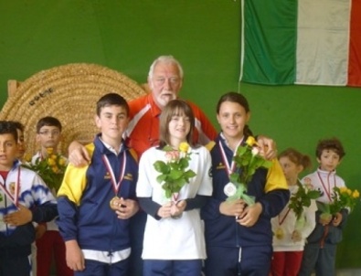Roberto Cucchiani insieme ai giovani arcieri