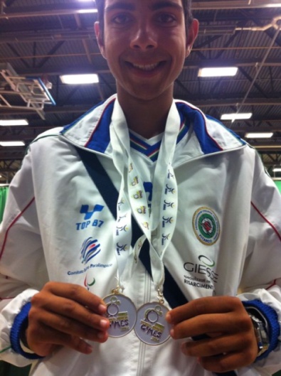 Marco Coluccini con la medaglia individuale e quella a squadre