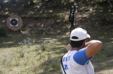 Un atleta azzurro impegnato nel tiro di campagna