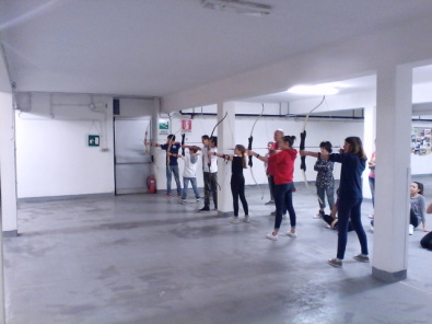 Gli studenti durante le lezioni di tiro con l'arco