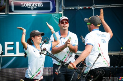 Gli azzurri festeggiano la vittoria dell'oro nel mixed team compound