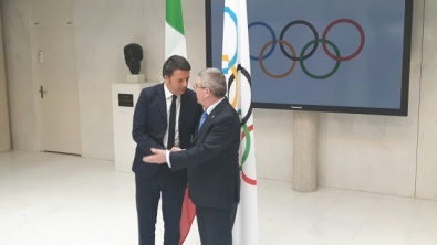 La stretta di mano tra Renzi e Bach