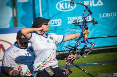 Eleonora Sarti in azione ai Mondiali Para-Archery dove ha vinto l'oro compound