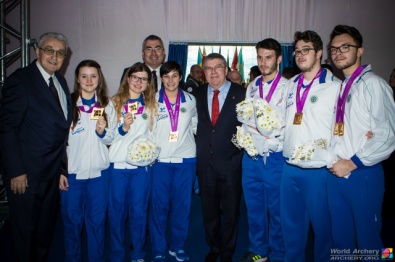 Gli azzurrini con il presidente Scarzella, il Presidente CIO Bach e il Presidente WA Erdener