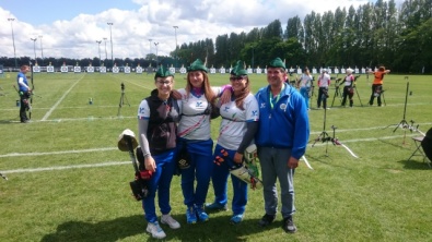 Le ragazze dell'olimpico femminile con il cappello di Robin Hood