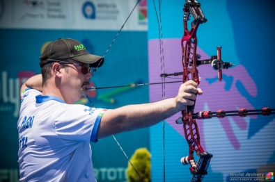 Sergio Pagni al tiro durante la finale a squadre maschile