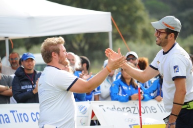La stretta di mano tra il nuovo campione Tonelli e lo sfidante in finale Melotto