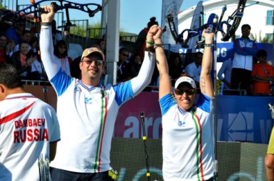 Marcella Tonioli e Sergio Pagni esultano dopo uno dei tanti trofei conquistati nel mixed team