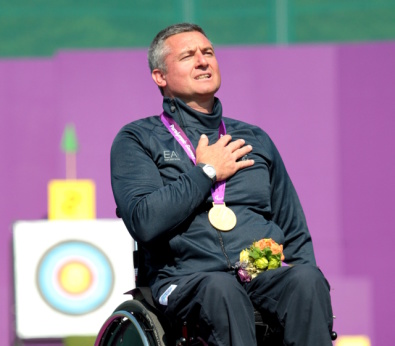 Oscar De Pellegrin sul podio di Londra con la medaglia d'oro