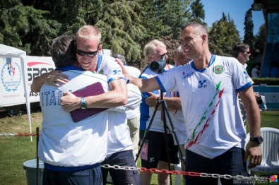 L'abbraccio tra Van Alten e Di Buò ad Antalya dopo la qualificazione della squadra femminile a Rio 2016