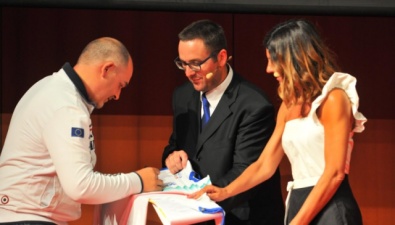 Michle Frangilli firma la maglia all'asta per beneficenza