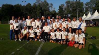 Tutti gli azzurri con lo staff, il presidente Scarzella e Oscar De Pellegrin