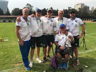 La squadra compound maschile con il presidente Scarzella