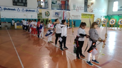 Giovani arcieri al tiro