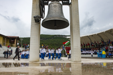 Gli azzurrini sfilano davanti alla Campana dei Caduti