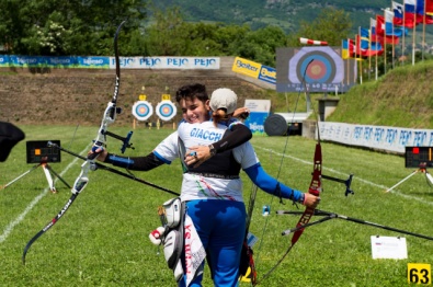 L'abbraccio tra Tanya Giaccheri e Simone Guerra dopo la vittoria dell'oro ricurvo
