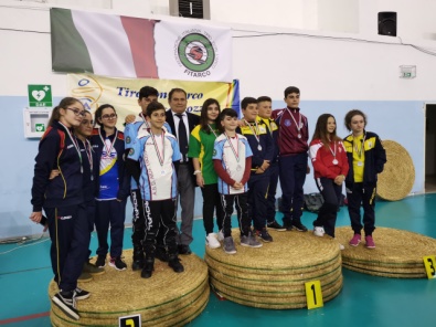 Gli arcieri qualificati per la Finale Trofeo Pinocchio con il Presidente Giarmoleo