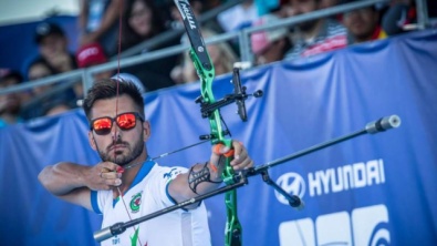 Mauro Nespoli al tiro in magli azzurra