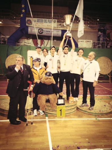 Aldo Andriolo con gli Arcieri del Piave