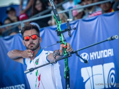 Mauro Nespoli al tiro in maglia azzurra