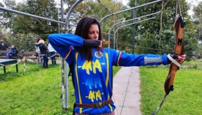 La conduttrice Daniela Ferolla si cimenta nel tiro con l'arco