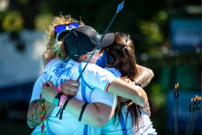 L'abbraccio delle azzurre dopo la vittoria del bronzo