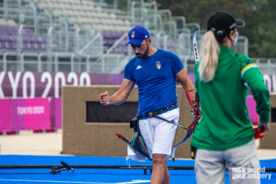 Mauro Nespoli esulta dopo la vittoria ai 1/16. Foto World Archery