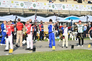 le atlete del compound sulla linea di tiro