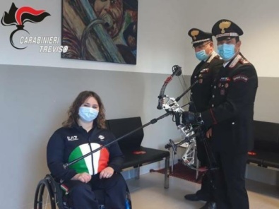 La riconsegna dell'arco ad Asia Pellizzari (Foto Carabinieri Treviso)