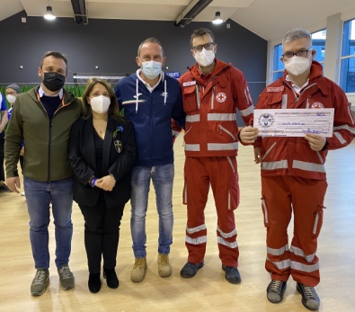 La consegna dell'assegno alla Croce Rossa