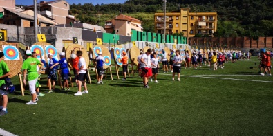 I giovani arcieri durante i tiri di prova