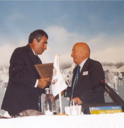 Il Presidente World Archery Ugur Erdener premia Gianni Mangino