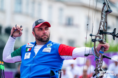 Cancelli in maglia azzurra